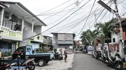 Suasana sepi aktivitas di wilayah Zona Merah RW 03 Kelurahan Kebon Manggis, Jakarta, Selasa (14/7/2020). Terus meningkatnya kasus positif Covid-19 menyebabkan jumlah RW di DKI yang masuk Wilayah Pengendalian Khusus (WPK) atau Zona Merah bertambah menjadi 30 lokasi. (merdeka.com/Iqbal Nugroho)