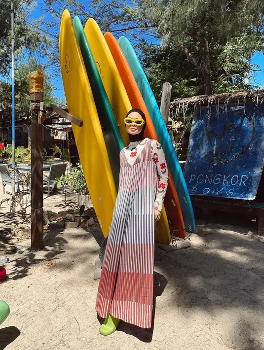 Beri kesan playful lewat padu padan dress dan inner dengan motif yang penuh. Jangan lupa tambahkan kacamata warna cerah agar makin kece. [Instagram/tantrinamirah]