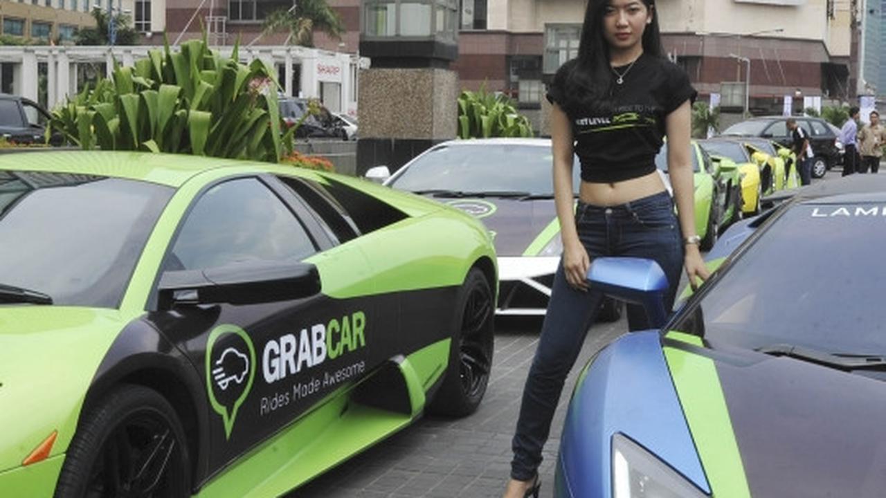 Pose-pose model seksi hiasi peluncuran GrabCar Lamborghini