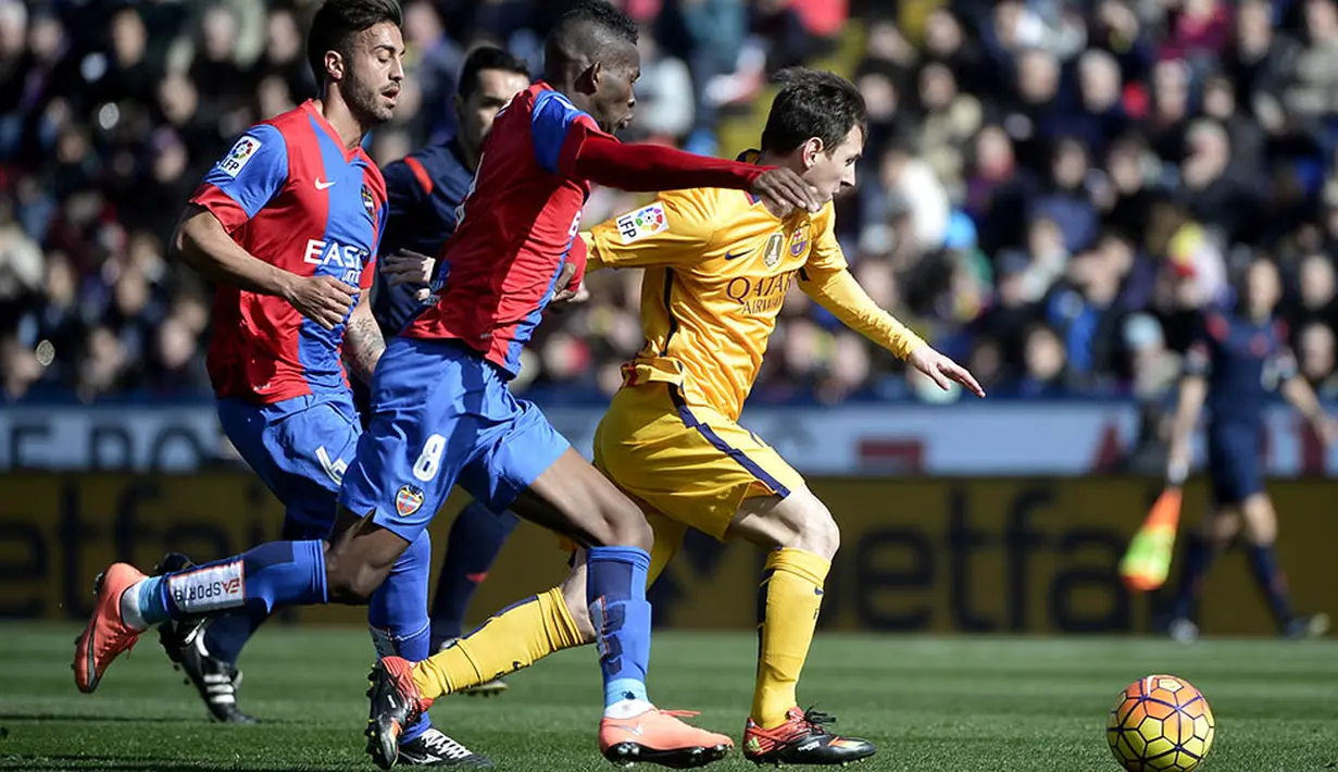 Bintang Barcelona, Lionel Messi, menggiring bola diapit pemain Levante pada laga La Liga di Stadion Ciutat de Valencia, Spanyol, Minggu (7/2/2016). Levante takluk 0-2 dari Barcelona. (AFP/Jose Jordan)