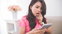 Ilustrasi wanita terkejut menerima link palsu. &copy; (odua/depositphotos.com)