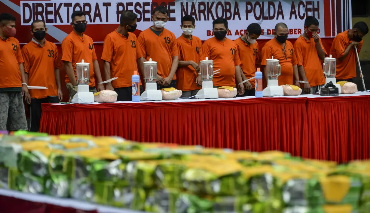 Barang bukti dan tersangka terlihat saat rilis kasus penyelundupan narkoba di Mabes Polri di Banda Aceh (15/12/2020). Sekitar 469 kilogram sabu dan 138.000 pil ekstasi dimusnahkan. (AFP/Chaideer Mahyuddin)