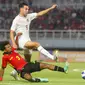 Bek Timnas Timor Leste U-19, Carol Moreira melakukan tekel terhadap striker Timnas Indonesia U-19, Jens Raven dalam laga Grup A Piala AFF U-19 2024 di Stadion Gelora Bung Tomo, Surabaya, Selasa (23/7/2024). (Bola.com/Aditya Wani)