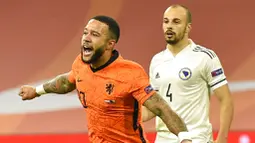 Pemain Belanda, Memphis Depay, melakukan selebrasi usai mencetak gol ke gawang Bosnia and Herzegovina pada laga UEFA Nations League di Johan Cruyff ArenA, Senin (16/11/2020). Belanda menang dengan skor 3-1. (John Thys/Pool via AP)