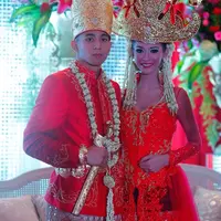 Poppy Bunga dan Mohammad Fattah Riphat saat resepsi pernikahan (Dok. Pribadi)