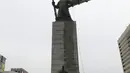 Pekerja membersihkan patung perunggu Laksamana Yi Sun-Shin, yang memenangkan kemenangan besar angkatan laut atas Jepang pada abad ke-16, selama pembersihan jalan dan taman untuk musim semi di Seoul (9/4). Yi Sun-sin adalah seorang tokoh militer dan pahlawan nasional Korea. (AFP Photo/Jung Yeon-Je)