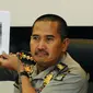 Kabid Dokkes PMJ Kombes Musyafak menunjukkan foto korban serangan teror saat memberikan keterangan seputar kondisi terakhir korban teror (14/1/) lalu, Jakarta, Sabtu (14/1/2016). Beberapa korban dalam perawatan intensif. (Liputan6.com/Helmi Fithriansyah)