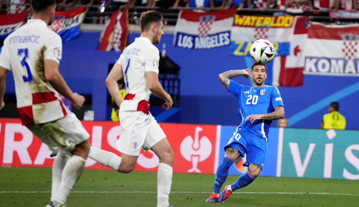 Pemain Italia, Mattia Zaccagni, mencetak gol ke gawang Kroasia dalam duel matchday terakhir Grup B Euro 2024 di Leipzig Stadium, Selasa (25/6/2024). (AP Photo/Petr David Josek)