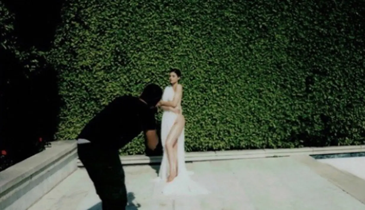Di foto itu, Kylie terlihat tanpa busana. Ia hanya menutupi sebagian tubuhnya dengan sehelai handuk. Sayangnya, dari keterangan foto yang tertulis bahwa itu adalah foto lama yang baru diunggah. (Instagram/Kyliejenner)