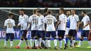Para pemain Italia meninggalkan lapangan usai pertandingan melawan Makedonia pada laga Kualifikasi Piala Dunia 2018 di Stadion Olimpico, Turin, Jumat (6/10/2017). Italia ditahan imbang 1-1 dengan Makedonia. (AP/Alessandro Di Marco)