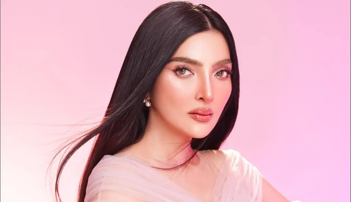 Rambut panjang Ashanty dibiarkan tergerai dengan gaya sleek namun flowy [@ashanty_ash]