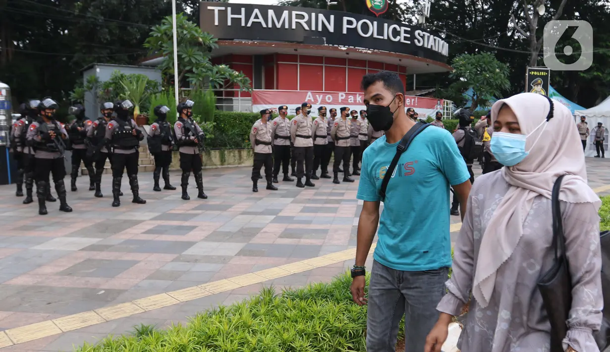 Aparat kepolisian bersenjata lengkap melakukan penjagaan di kawasan Bundaran Hotel Indonesia (HI), Jakarta, Rabu (12/5/2021). Pengamanan ketat tersebut dilakukan untuk menjaga perayan Idul Fitri 1442 di jantung Ibu Kota. (Liputan6.com/Angga Yuniar)