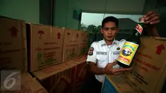 Petugas menunjukkan barang bukti jamu kemasan botol di kantor BPOM Yogyakarta, Rabu (30/3/2016). BPOM Yogyakarta berhasil mengamankan 1.800 kardus jamu tradisional tanpa izin edar. (Foto: Boy Harjanto)