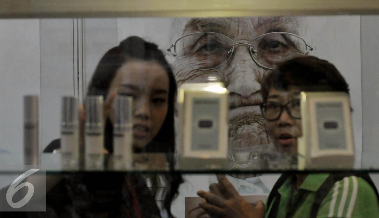 Pengunjung mengamati sejumlah alat kecantikan saat digelarnya pameran alat kecantikan di Jakarta Convention Center (JCC), Jakarta, Sabtu (17/10). Acara akan berlangsung hingga 17 Oktober 2015. (Liputan6/Johan Tallo)