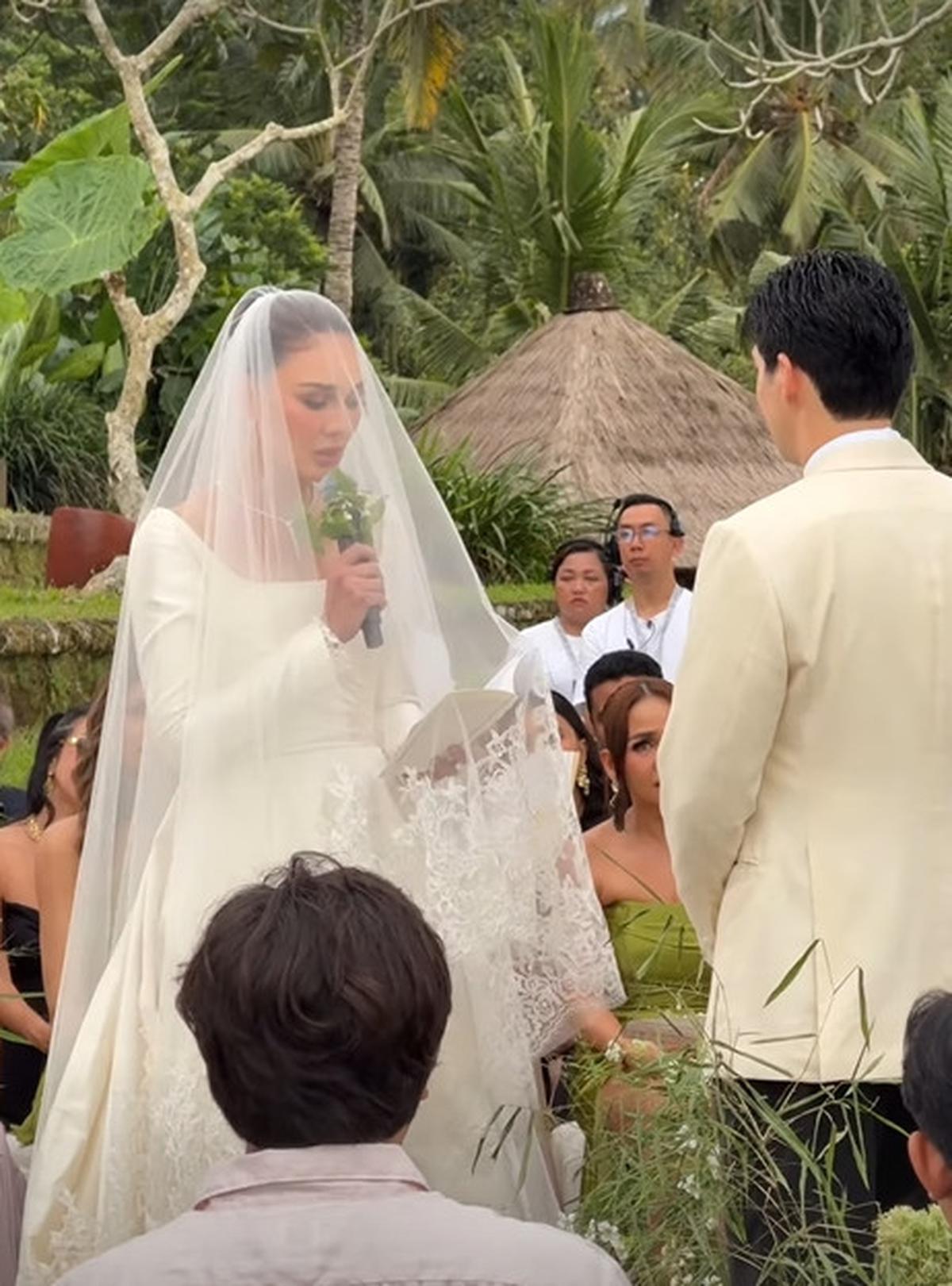Ucap Sumpah Pernikahan, Luna Maya Tampil Cantik Bak Princess dengan Gaun Pengantin Klasik