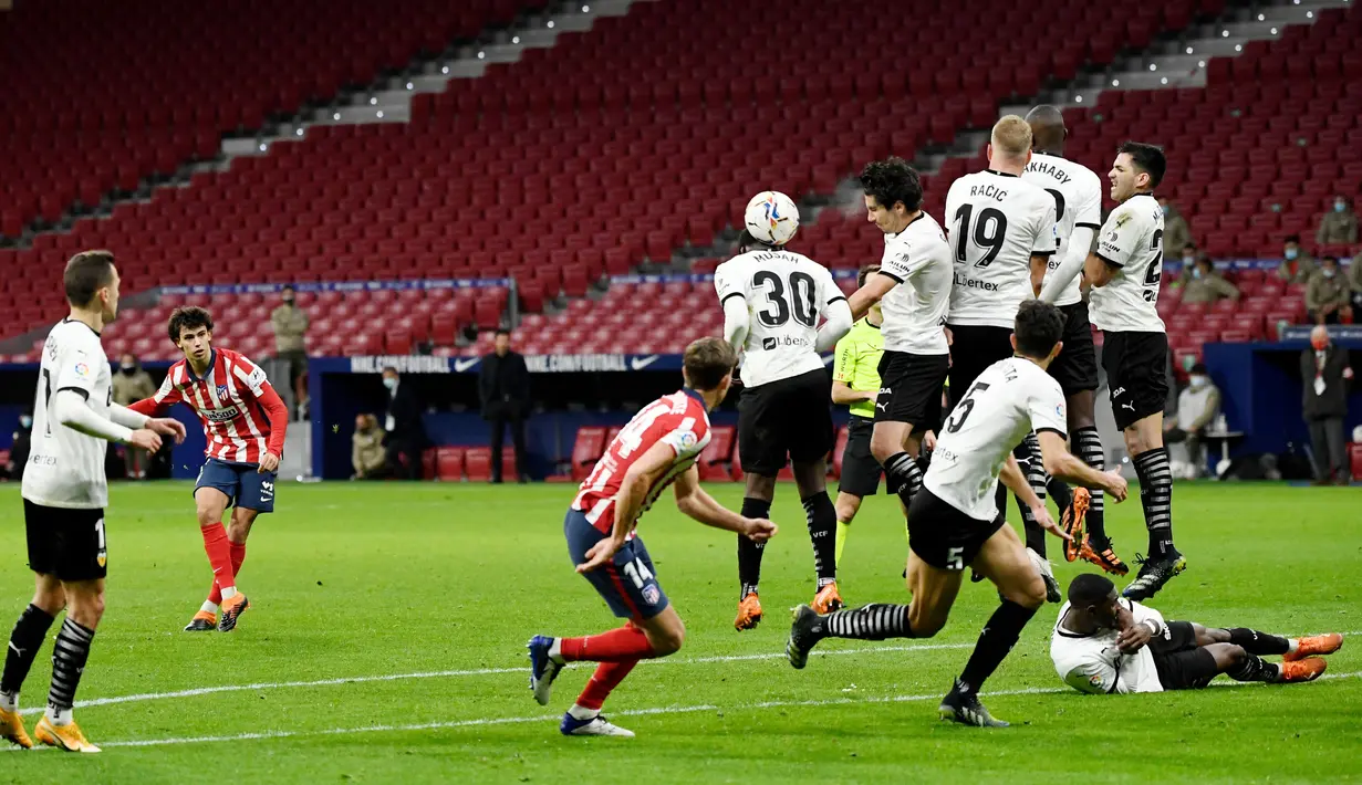 Pemain Atletico Madrid, Joao Felix, melepaskan tendangan saat melawan Valencia pada laga Liga Spanyol di Stadion Wanda Metropolitano, Minggu (24/1/2021). Atletico Madrid menang dengan skor 3-1. (AFP/Pierre Philippe Marcou)