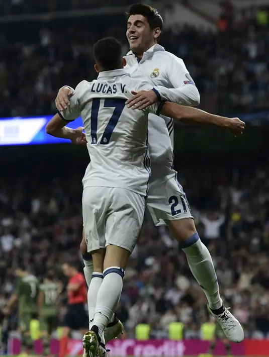 Penyerang Real Madrid, Lucas Vazquez melakukan selebrasi bersama Alvaro Morata usai mencetak gol kegawang Legia Warsawa pada Liga Champion di stadion Santiago Bernabeu, Spanyol, (18/10). (AFP Photo/JAVIER Soriano)