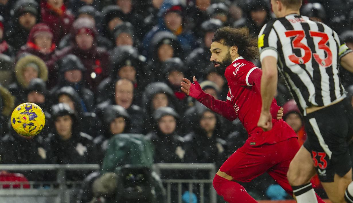 Pemain Liverpool, Mohamed Salah berusaha mengejar bola saat laga lanjutan Liga Inggris 2023/2024 melawan Newcastle di Anfield, Liverpool, Inggris, Selasa (02/01/2023) dini hari WIB. (AP Photo/Jon Super)