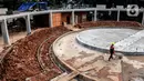 Pekerja menyelesaikan proyek revitalisasi Taman Christina Martha Tiahahu  di kawasan Blok M, Jakarta, Kamis (7/7/2022). Taman Martha Tiahahu yang sedang direvitalisasi ini pembangunannya telah mencapai 80,8 persen dan rencananya akan diresmikan pada pertengaahan Juli 2022 mendatang. (Liputan6.com/Johan Tallo)