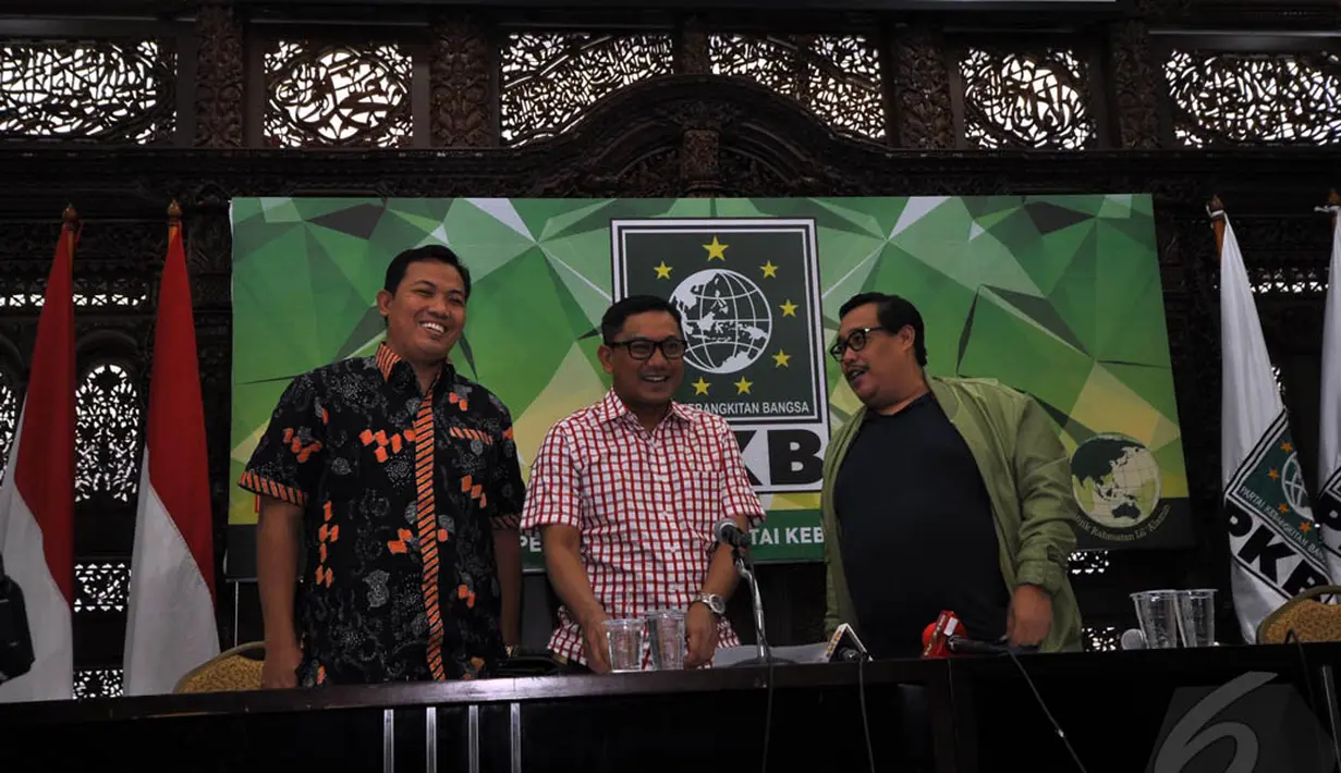 Anggota Lembaga Hukum dan HAM DPP PKB Sugiono (kiri), Wasekjen DPP PKB, Abdul Malik Haramain (tengah) dan Pengurus DPP PKB Bambang Susanto (kanan) sebelum menyampaikan paparan terkait implementasi UU Desa, Jakarta, Minggu (4/1/2015). (Liputan6.com/Miftahu