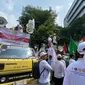 Ikatan Dokter Indonesia (IDI) dan organisasi profesi lain menggelar aksi damai di depan gedung Kementerian Kesehatan Republik Indonesia (Kemenkes RI) untuk menolak RUU Kesehatan.Foto: Ade Nasihudin Al Ansori