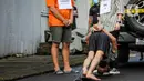 Tersangka Shane Lukas serta pemeran pengganti AG menjalani salah satu adegan dalam rekonstruksi penganiayaan David Ozora di Perumahan Green Permata, Jakarta, Jumat (10/3/2023). Rekonstruksi ini digelar untuk mencocokkan alat bukti yang dikantongi penyidik dengan keterangan saksi hingga tersangka. (Liputan6.com/Faizal Fanani)