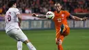 Gelandang  Belanda, Wesley Sneijder (kanan) berebut bola dengang pemain turki  Ozan Tufan saat kualifikasi Piala Eropa 2016 di Amsterdam Arena, Minggu (29/3/2015). Belanda bermain imbang 1-1 melawan turki. (REUTERS/Michael Kooren)