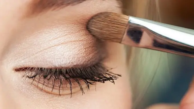 Make up mata tanpa eyeliner/copyright: thinkstockphotos.com