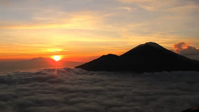 5 Gunung Indonesia yang Wajib Ditaklukkan