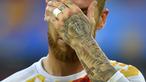 Pemain Spanyol, Sergio Ramos memiliki tato mawar dan nama ayahnya (Paqui) serta salib ditangan kirinya saat berlaga pada grup D Euro Cup 2016 melawan Kroasia di Stadion Matmut Atlantique, Bordeaux, (22/6/2016). (AFP/Loic Venance)