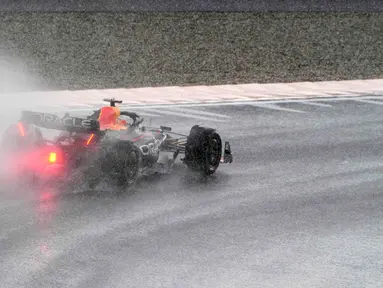 Pembalap Red Bull Max Verstappen mengemudikan mobilnya di bawah hujan lebat saat F1 GP Belanda 2023 di Sirkuit Zandvoort, Zandvoort, Belanda, Minggu (27/8/2023). Verstappen tampil gemilang dalam balapan di kandangnya tersebut. (AP Photo/Peter Dejong)