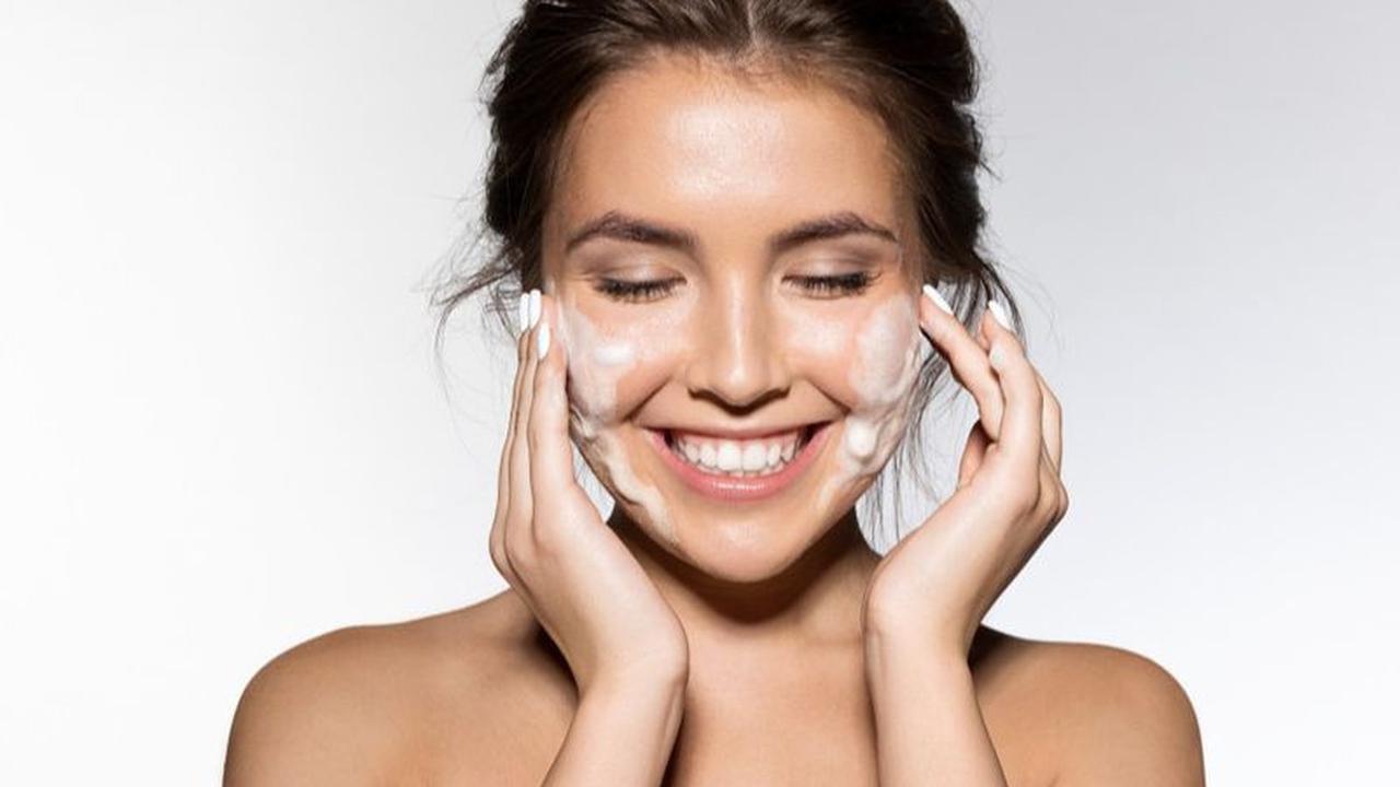 Prioritaskan Krim Pelembap dengan Kandungan Ceramide, Squalane, Hyaluronic Acid, atau Glycerin
