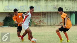 Pesepakbola Persipasi Bandung Raya (PBR), Yongky Aribowo (tengah) mencoba lolos dari kawalan dua pemain Villa 2000 saat laga ujicoba di Stadion Lebak Bulus Jakarta, Sabtu (22/8/2015). PBR unggul 1-0 atas Villa 2000. (Liputan6.com/Helmi Fithriansyah)