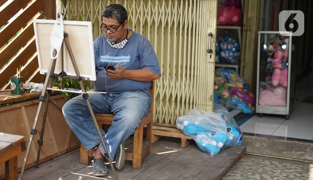 Seorang pria melukis di Gembrong Baru, Jalan Jenderal Basuki Rachmat, Jakarta Timur, Minggu (16/8/2020). Pasar yang dulu diisi kios-kios mainan anak dan boneka tersebut kini berubah wajah menjadi galeri bagi para perupa, barang antik, hingga buku-buku lawas. (Liputan6.com/Immanuel Antonius)