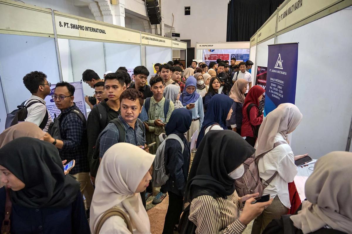 FOTO: Antrean Pencari Kerja Mengular di Job Fair Surabaya 2026
