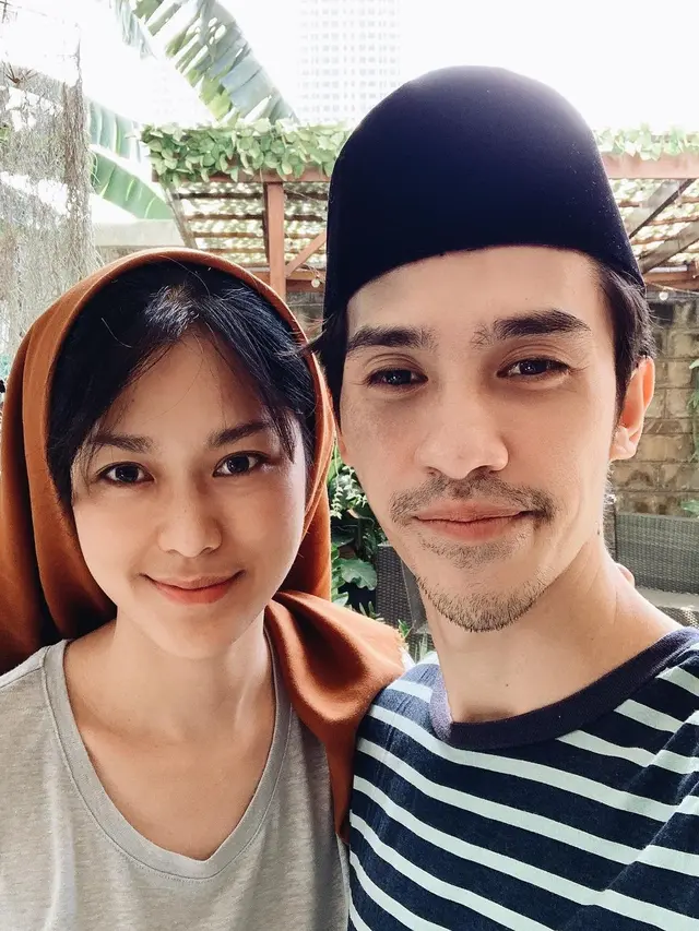 Sering Dikira Single, Ini 6 Potret Manis Prisia Nasution dan Suami