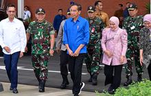 VIDEO: Jokowi Pamit, Asisten Ajudan Syarif Beri Kode Tangan Sambil Pegang Megafon di Pasar