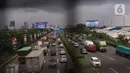 Sejumlah truk melintasi ruas jalan tol Tangerang-Jakarta, Kota Tangerang, Banten, Rabu (2/3/2022). Asosiasi Pengusaha Indonesia (Apindo) mengusulkan pemberlakuan penuh kebijakan bebas truk kelebihan muatan (over dimension overload/ODOL) diundur menjadi tahun 2025. (Liputan6.com/Angga Yuniar)