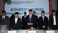 Menag Lukman Hakim Saifuddin (tengah) bersama perwakilan pihak terkait bersiap menyampaikan hasil sidang Isbat awal Syawal di Jakarta, Senin (4/7). Berdasar sidang isbat, 1 Syawal 1437 H jatuh pada Rabu (6/7). (Liputan6.com/Helmi Fithriansyah)