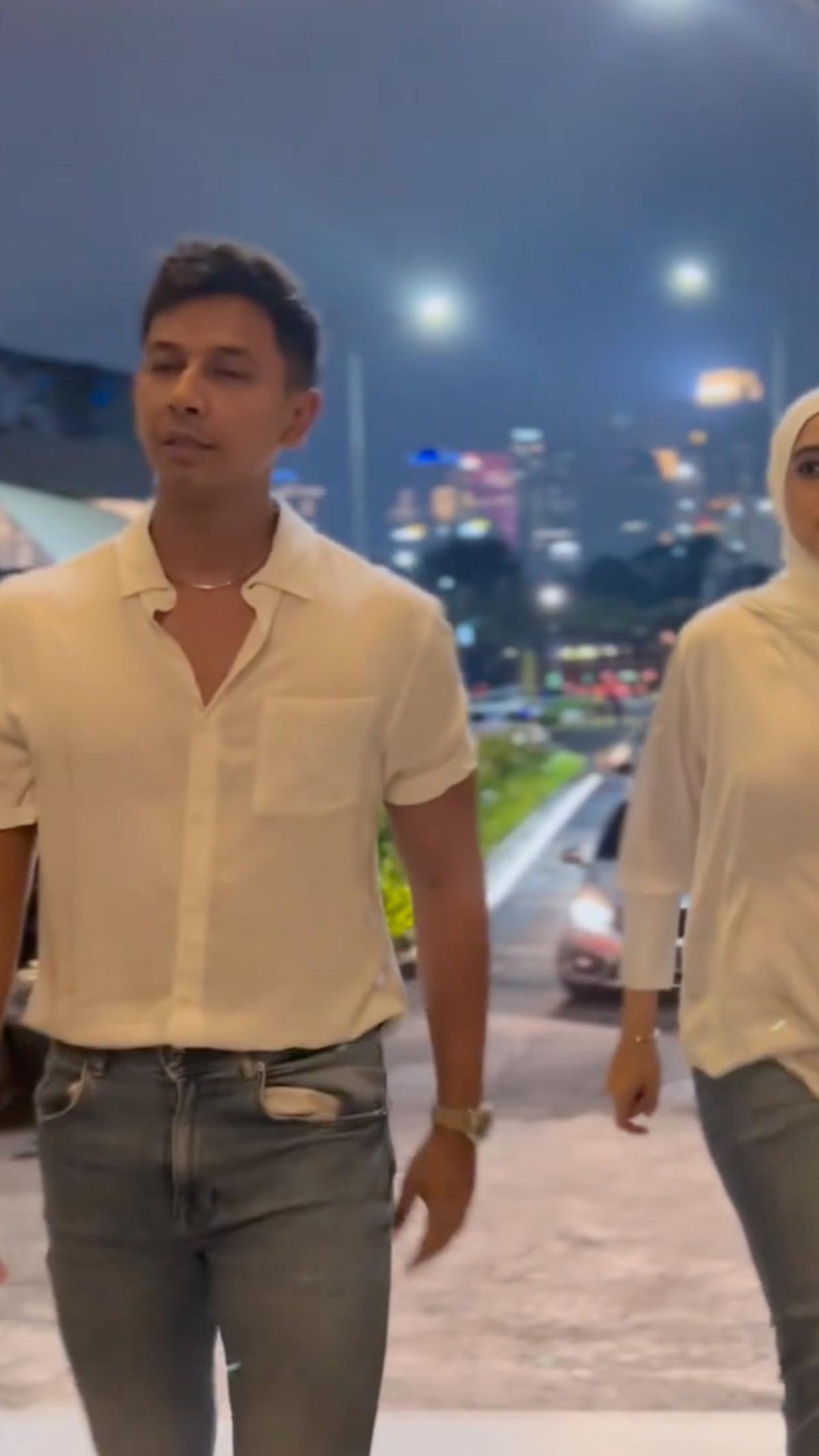 Sonny kerap tampil dengan memakai kemeja. Ia memilih gaya rapi.