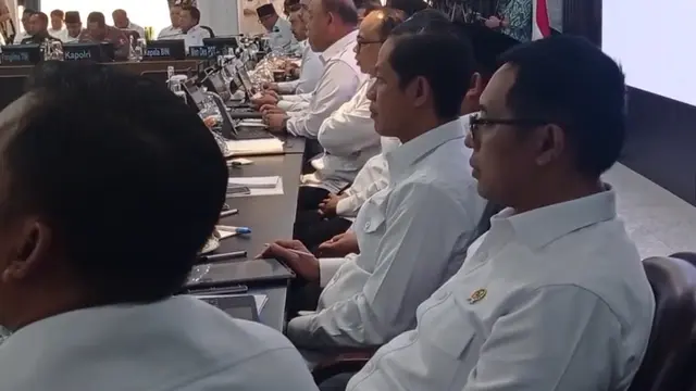 Kepala Kantor Komunikasi Kepresidenan (PCO) Hasan Nasbi menghadiri sidang kabinet di Istana Negara Jakarta.