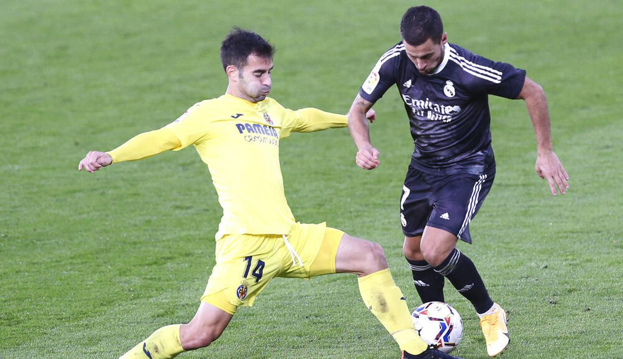 Penyerang Real Madrid, Eden Hazard, berusaha melewati pemain Villarreal, Manu Trigueros, pada laga Liga Spanyol di Stadion Ceramica, Minggu (22/11/2020). Kedua tim bermain imbang 1-1. (AP/Alberto Saiz)