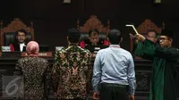 Wali Kota Surabaya Tri Rismaharini bersama dua saksi lainnya diambil sumpah sebelum memberi kesaksian terkait gugatan pengelolaan SMK/SMA oleh Pemprov Jawa Timur, di Mahkamah Kostitusi (MK), Jakarta, Rabu (8/6). (Liputan6.com/Faizal Fanani)