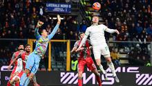 Kiper Cremonese, Emil Audero, berusaha menghalau bola saat melawan AS Roma dalam lanjutan Serie A 2025/2026, Minggu (23/11/2025) malam WIB. (AFP/Piero Cruciatti)