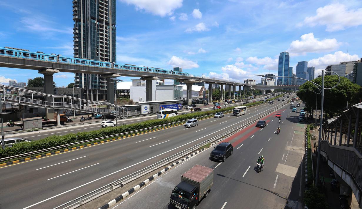Meski terpantau ramai, tidak terlihat antrean panjang maupun hambatan berarti. Tampak dalam foto, suasana ruas jalan Jenderal Gatot Subroto, Jakarta, saat pemberlakukan kebijakan Work From Home (WFH) untuk Aparatur Sipil Negara (ASN), Jumat (10/4/2026). (Kapanlagi.com/Budy Santoso)