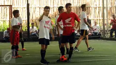 Pebalap MotoGP Repsol Honda, Dani Pedrosa (kedua kiri) berbincang dengan Marc Marquez jelang bermain futsal di Jakarta, Sabtu (13/2/2016). Tim Repsol Honda MotoGP 2016 akan diperkenalkan, Minggu (14/2) di Sirkuit Sentul. (Liputan6.com/Helmi Fithriansyah)