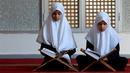 Dua orang murid belajar membaca kitab suci Alquran saat bulan suci Ramadan di sebuah sekolah di Benghazi, Libya, 5 Juli 2015. (REUTERS/Esam Al - Omran Fetori)