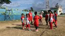<p>Gelandang Malut United, Dedy Gusmawan, tampak antusias memberi pelatihan kepada peserta coaching clinic di&nbsp;Stadion Gelora Kie Raha, Ternate, Minggu (13/8/2023) sore hari WIT. (Bola.com/Okie Prabhowo)</p>