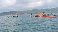 Larung jolen di Samudra Hindia dalam prosesi sedekah laut di Cilacap, Jawa Tengah, Jumat (27/8/2021). (Foto: Liputan6.com/Basarnas Cilacap)