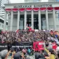 Massa aksi unjuk rasa kawal putusan Mahkamah Konstitusi (MK) atas UU Pilkada berhasil menggeruduk halaman Gedung MK, Jakarta Pusat. (Nanda Perdana Putra).